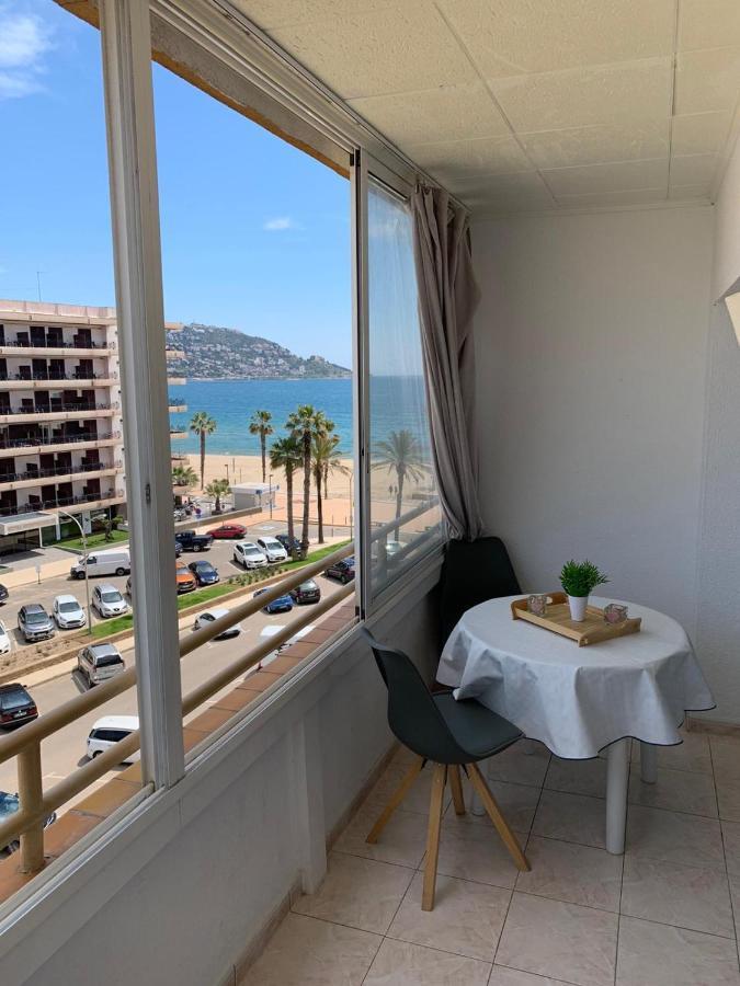 Appartement Premiere Ligne De Mer Avec Piscine Roses Exterior photo