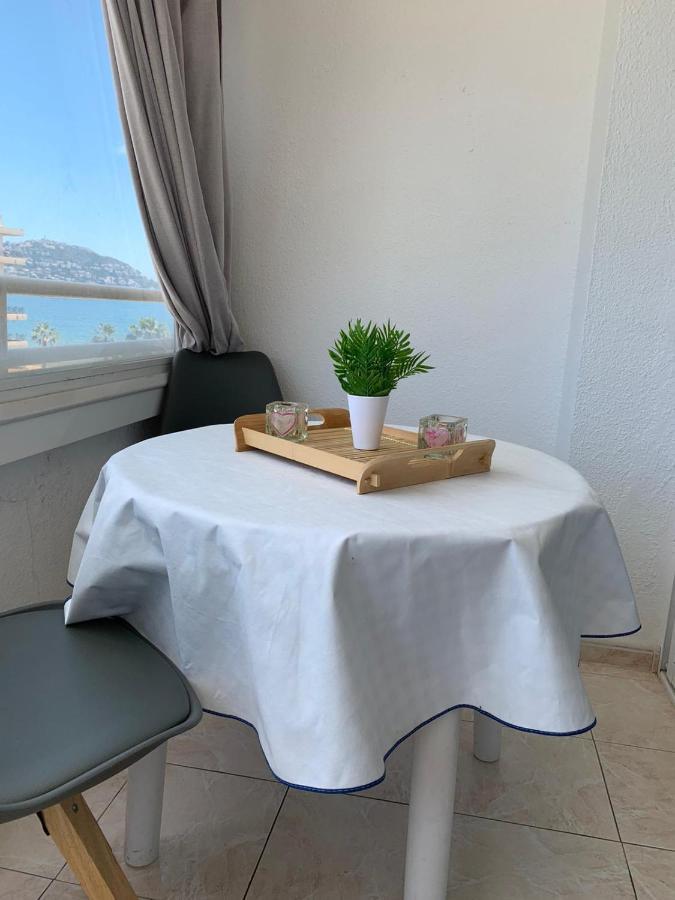 Appartement Premiere Ligne De Mer Avec Piscine Roses Exterior photo