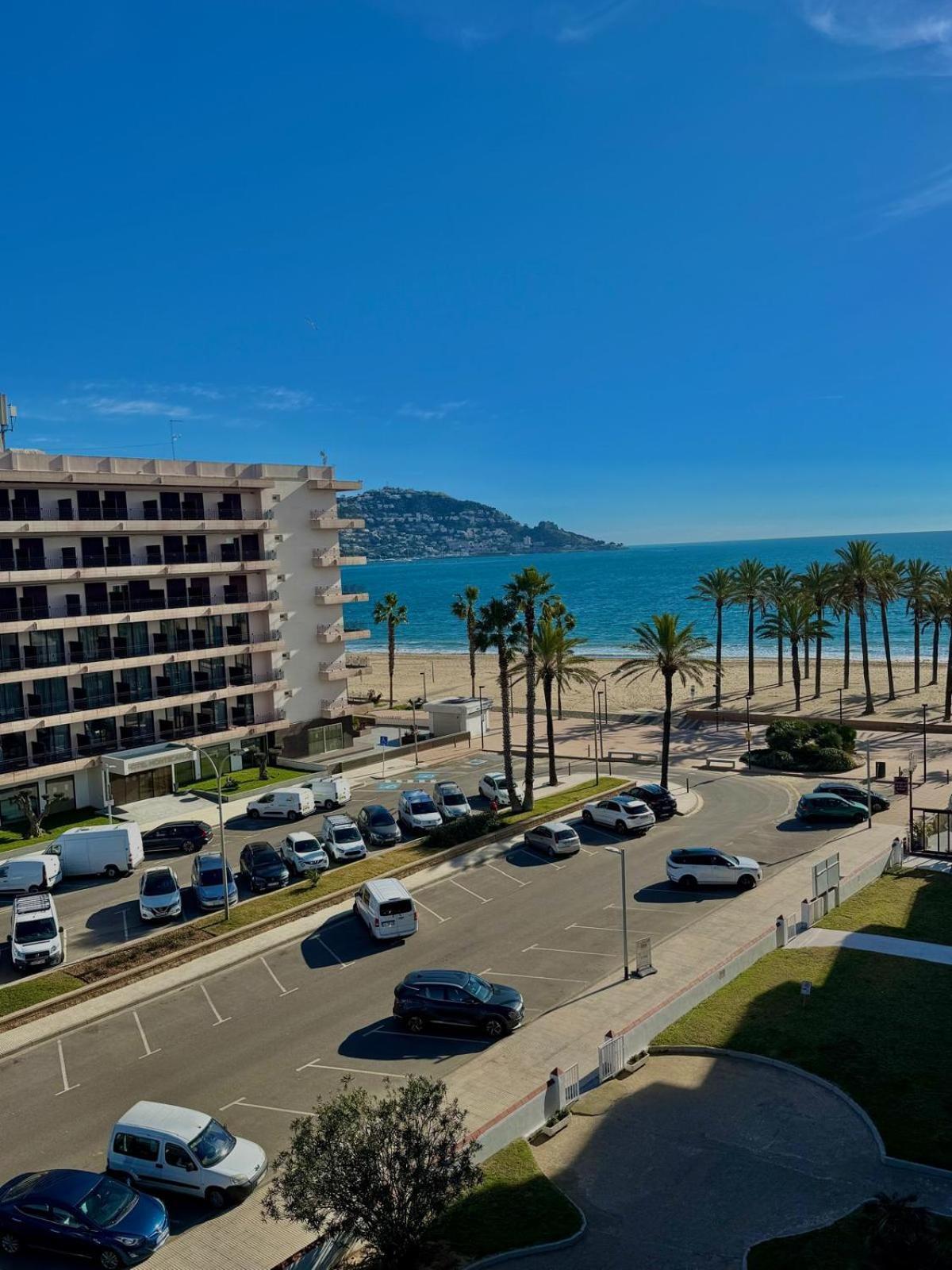 Appartement Premiere Ligne De Mer Avec Piscine Roses Exterior photo